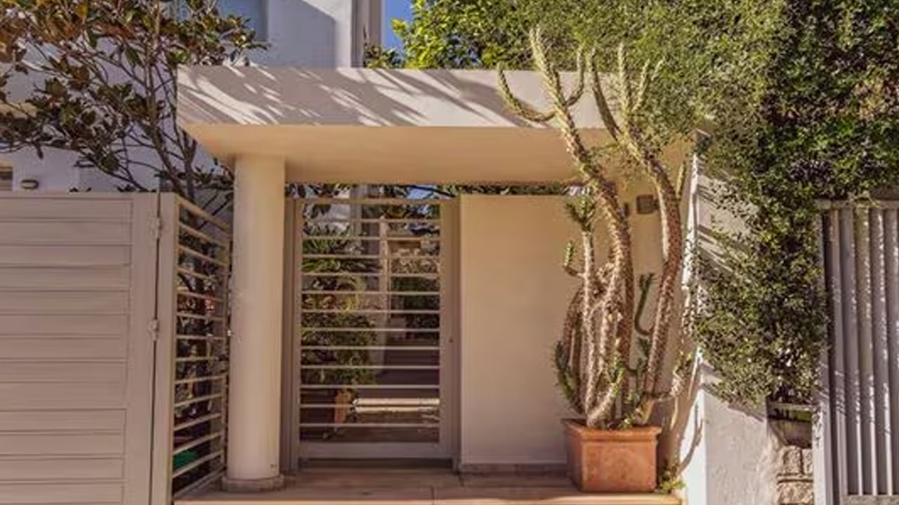 అదే విధంగా ఇంటికి ఎదురుగా ఎప్పుడూ ముళ్ల మొక్కలు పెంచుకోకూడదంట. చాలా మంది ఇంటి ముందు అందంగా ఉంటుందని రకరకాల ముళ్ల మొక్కలను ఇంటి ప్రధాన ద్వారం వద్ద పెడుతుంటారు. కానీ ఇంటి ముందు ముళ్ల మొక్కలు ఉండటం వలన ఇంటిలో నెగటివ్ ఎనర్జీ పెరగడమే కాకుండా, ఇంట్లో కలహాలు ఎక్కువ అవుతాయంట.