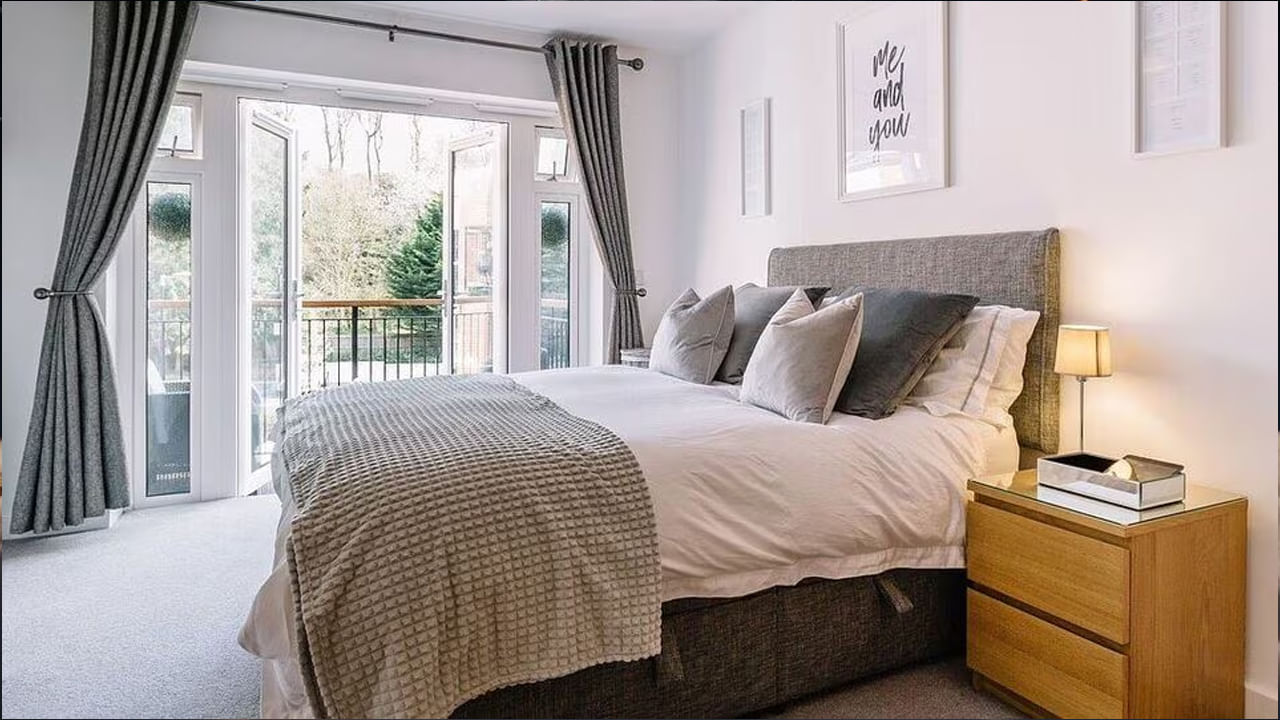 బెడ్ రూమ్ విషయంలో వాస్తు శాస్త్రం ప్రకారం చాలా జాగ్రత్తగా ఉండాలంట. ఎందుకంటే? ఏ చిన్న తప్పు జరిగినా సరే అది వైవాహిక జీవితంపై ప్రభావం చూపుతుందని, దీని వలన కొన్ని సార్లు బంధంలో చీలికలు ఏర్పడ వచ్చు అంటున్నారు వాస్తు నియమాలు పాటించాలంట. కాగా, బెడ్ రూమ్‌లో ప్రధానంగా పాటించాల్సిన నాలుగు వాస్తు నియమాలు ఏవో ఇప్పుడు తెలుసుకుందాం.