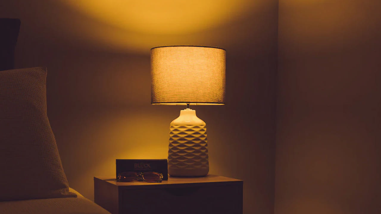 వాస్తు శాస్త్రం అనేది జీవితంలోని ఆనందం, శ్రేయస్సును సూచిస్తుంది. వాస్తు నియమాలు ఎవరైతే ఉల్లంఘిస్తారో వారు చాలా సమస్యలు ఎదుర్కోవాల్సి వస్తుందని చెబతుంటారు పండితులు. అయితే రాత్రి పడుకునే సమయంలో ఇంటిలోని లైట్స్ ఆఫ్ చేయడం, చేయకపోవడంపై కూడా వాస్తు శాస్త్ర ప్రభావం ఉంటుందంట. కాగా, రాత్రి పూట లైట్స్ వెలిగించాలా? వద్దా? దీనిగురించి పండితులు ఏమంటున్నారో ఇప్పుడు తెలుసుకుందాం.