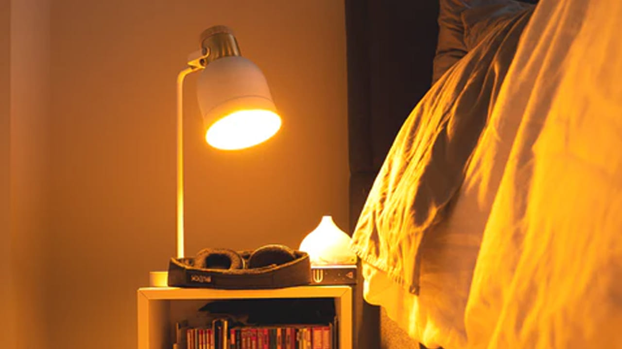 వాస్తు శాస్త్రం ప్రకారం, రాత్రి సమయంలో లైట్స్ వేసుకొని నిద్రించడం మంచిదికాదంట. మన పెద్ద వారు చెబుతుంటారు రాత్రి సమయంలో నిద్రపోయే ముందు లైట్స్ వేసుకోకూడదని, కానీ చాలా మంది ఆరోగ్య, ప్రశాంతమైన నిద్ర కోసం అనుకొని లైట్ తీసుకుంటారు. కానీ దీనికి వాస్తు శాస్త్ర ప్రభావం కూడా ఉంటుందంట. వాస్తు శాస్త్రం ప్రకారం రాత్రి పూట వెలుగుతున్న దీపాలు ప్రతి కూలతను పెంచడమే కాకుండా , ఆ ఇంటి సభ్యుల మానసిక, శారీరక ఆరోగ్యాన్ని ప్రభావితం చేస్తాయంట. అందుకే వాస్తు శాస్త్రం ప్రకారం రాత్రి సమయంలో లైట్స్ ఆన్ చేసి పడుకోకూడదంట.