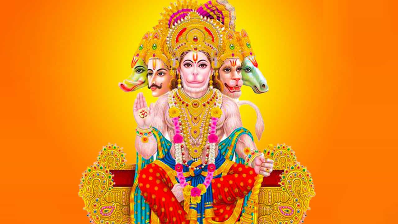 హనుమంతుడి చిత్రపటాన్ని ఎక్కడ ఉంచాలంటే.. వాస్తు శాస్త్రం ప్రకారం ఇంటిలోని నైరుతి మూలలో పంచ ముఖి హనుమంతుడి విగ్రహాన్ని ఉంచడానికి ఉత్తమమైన ప్రదేశంగా పరిగణించబడుతుంది. ఈ మూలను శ్రేయస్సు, స్థిరత్వానికి చిహ్నంగా భావిస్తారు. అందువల్ల ఈ దిశలో పంచ ముఖి హనుమంతుడి విగ్రహాన్ని ఉంచడం వల్ల వాస్తు దోషాల నుంచి ఉపశమనం లభిస్తుంది. ఇంట్లో సానుకూల శక్తి ప్రవాహాన్ని కూడా పెంచుతుంది.
