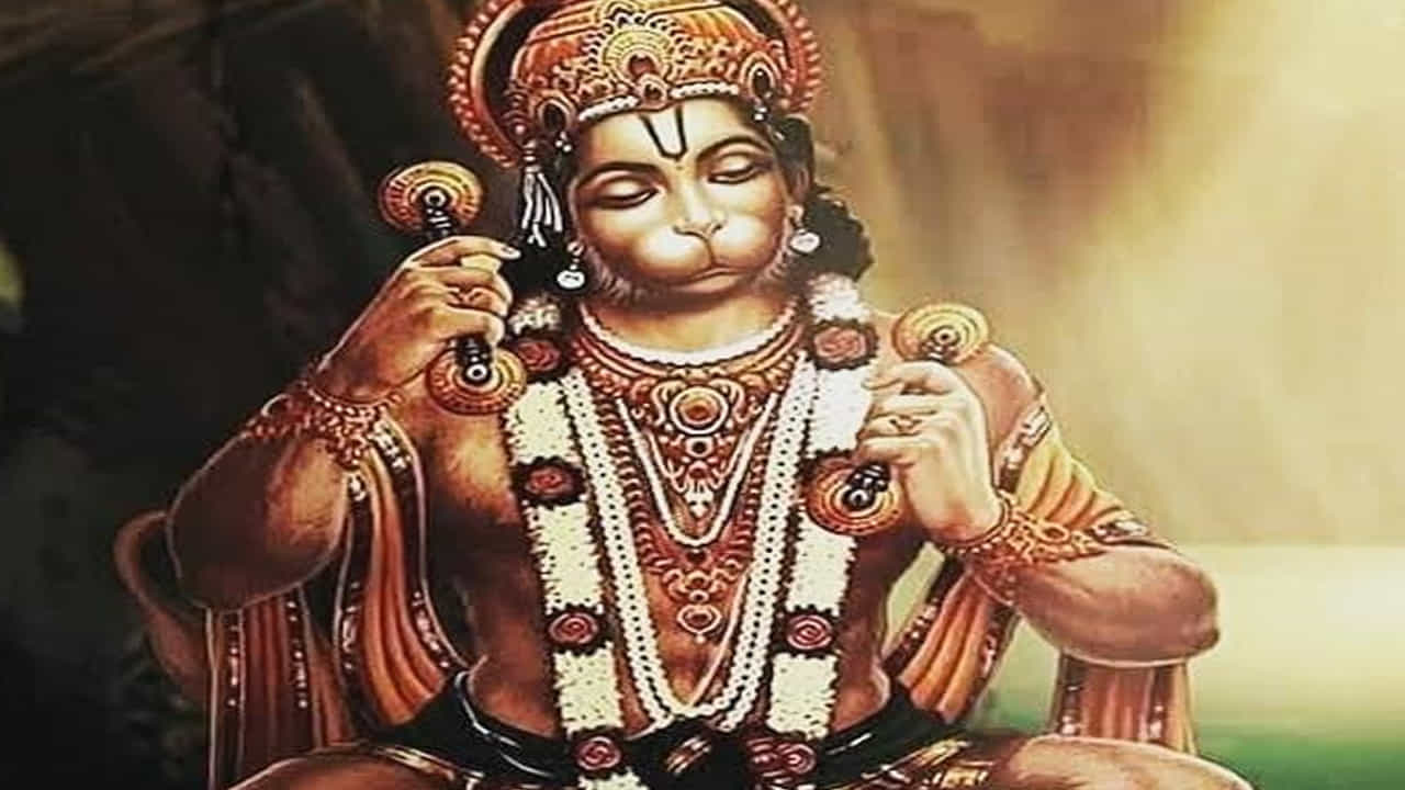 సరైన పద్ధతి ఏమిటంటే.. హనుమంతుడి చిత్రపటాన్ని ఉంచే ముందు ఆ ప్రాంతాన్ని పూర్తిగా శుభ్రం చేయాలి. హనుమంతుడి ఫోటో పెట్టే ముందు గంగా జలాన్ని చల్లుకోవాలి. "ఓం హ్రాం హనుమతే నమః" (ఓం హ్రాం హనుమతే నమః) అనే మంత్రాన్ని జపించండి . దీని తర్వాత పంచ ముఖి హనుమంతుడి చిత్రాన్ని ఏర్పాటు చేయండి. అంతేకాదు ప్రతిరోజూ ఈ చిత్రం ముందు మల్లె నూనెతో దీపాన్ని వెలిగించండి, ముఖ్యంగా మంగళవారాలు, శనివారాల్లో దీపం వెలిగించండి. 
