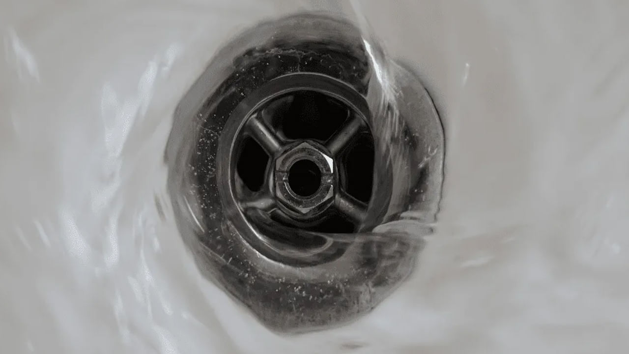 ఇంట్లో ఉండె డ్రెయిన్‌ క్లీన్‌గా లేకుండా మురిగిగా ఉండి దానిలో చెత్తపేరకుపోయి ఉంటే అలాంటి పరిస్థితి మన ఇంట్లోకి డబ్బు వచ్చే మార్గాలను నిరోధిస్తాయట. ఎందుకంటే వాస్తులో, నీటి ప్రవాహాన్ని ధన ప్రవాహానికి చిహ్నంగా భావిస్తారు. కాబట్టి మనం ఇట్లోని డ్రెయిన్‌ను ఎల్లప్పుడూ క్లీన్‌గా ఉంచుకోవడం ఉత్తమం