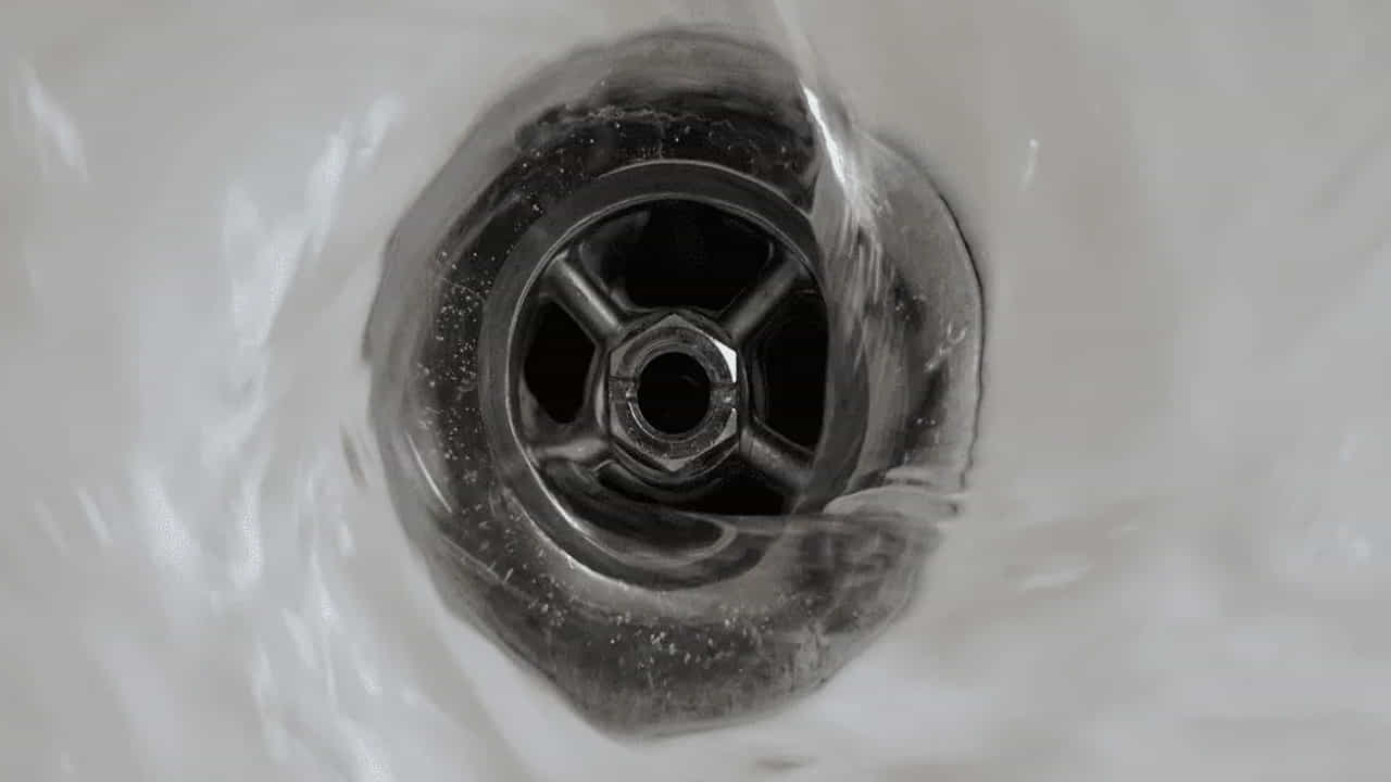 ఇంట్లో ఉండె డ్రెయిన్‌ క్లీన్‌గా లేకుండా మురిగిగా ఉండి దానిలో చెత్తపేరకుపోయి ఉంటే అలాంటి పరిస్థితి మన ఇంట్లోకి డబ్బు వచ్చే మార్గాలను నిరోధిస్తాయట. ఎందుకంటే వాస్తులో, నీటి ప్రవాహాన్ని ధన ప్రవాహానికి చిహ్నంగా భావిస్తారు. కాబట్టి మనం ఇట్లోని డ్రెయిన్‌ను ఎల్లప్పుడూ క్లీన్‌గా ఉంచుకోవడం ఉత్తమం