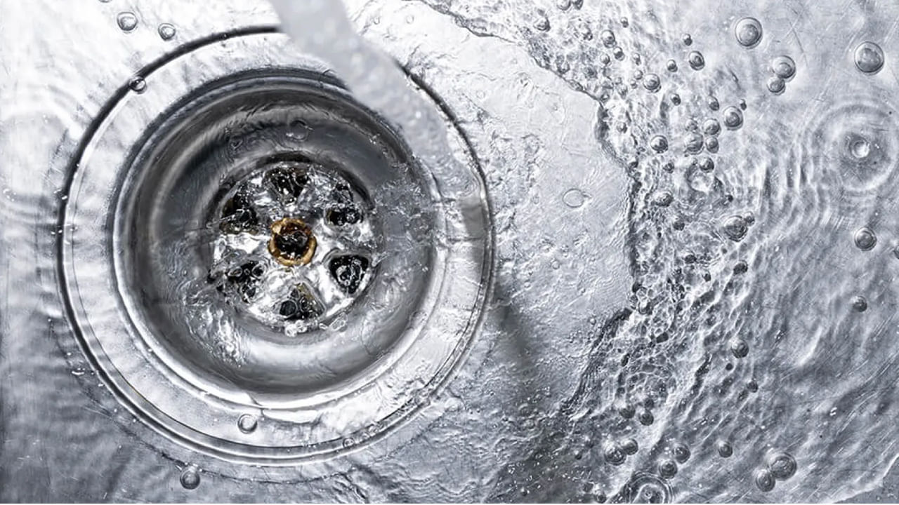 మీ ఇంట్లో డ్రైనేజీ మూసుకుపోయి ఉంటే, వెంటనే దాన్ని క్లీన్ చేయండి, దాన్ని ఎల్లప్పుడూ శుభ్రంగా ఉంచుకునేందుకు ప్రత్యేక శ్రద్ధ వహించండి. ఎందుకంటే డ్రైనేజీ మూసుకుపోయి ఉండడం కొన్ని సార్లు ఆర్థిక సమస్యలను, మానసిక అశాంతిని కూడా కలిగిస్తుందని నిపుణులు చెబుతున్నారు.