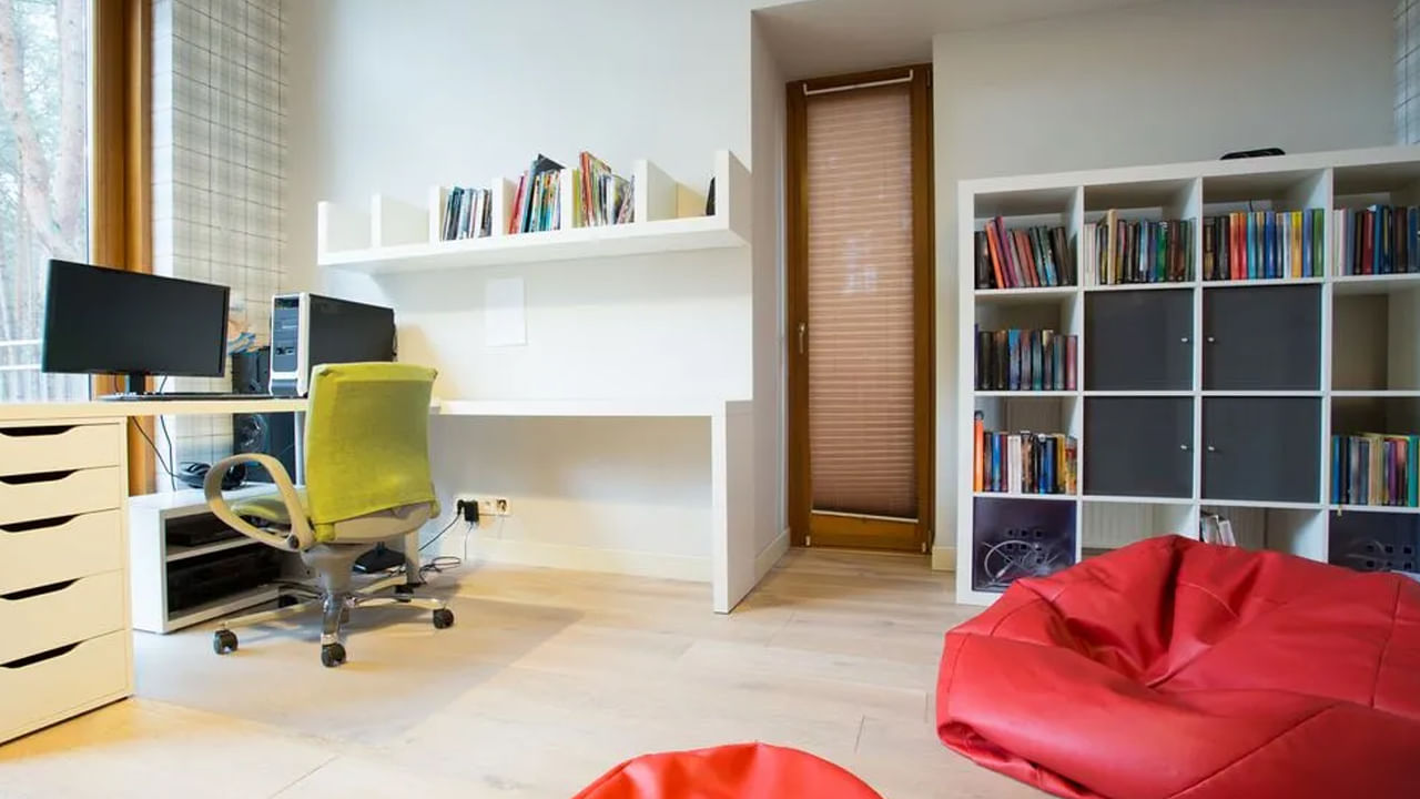 ఇంటికి వేసే రంగులు కూడా వాస్తును ప్రభావితంచేస్తాయంట. అందుకే ఇంటికి వేసే రంగుల విషయంలో చాలా జాగ్రత్తలు తీసుకోవాలని చెబుతున్నారు నిపుణులు. ఇంట్లో ప్రతి గది దాని రంగును ప్రభావితం చేస్తుందిజ ఇంటికి మంచి, సానుకూల శక్తినిచ్చే రంగులు వేయాలంట. ముఖ్యంగా బెడ్ రూమ్‌లో నీలం, ఆకుపచ్చ రంగులు వేయడం మంచిది. దీని వలన ఒత్తిడి తగ్గి, త్వరగా నిద్ర పడుతుంది. లివింగ్ రూమ్‌లో పసుపు, క్రీమ్ కలర్స్ ఉపయోగించాలి. చిన్న పిల్లల గదిలో ముదురు ఎరుపు రంగుల వంటివి వేయాలంట.