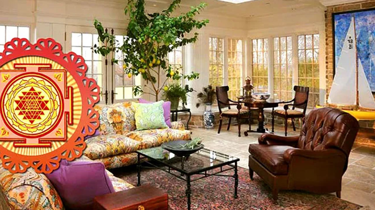 ప్రస్తుత రోజుల్లో చాలా మంది తమ ఇల్లు లేదా కార్యాలయాల్లో సానుకూల శక్తి కోసం ఇటి రంగలు, ఫర్నిచర్, అలంకరణ విషయంలో ప్రత్యేక శ్రద్ధ తీసుకుంటున్నారు. ఎందుకంటే ఇంటి వాతావరణం బాగుంటేనే మానసికంగా ప్రశాతంత కూడా లభిస్తుంది. అయితే ఇంటిలో ఈ చిన్నపాటి మార్పులు చేయడం వలన ఆర్థికంగా, కుటుంబ పరంగా కలిసి వస్తుందంట. ఆ మార్పులు ఏవి అంటే?