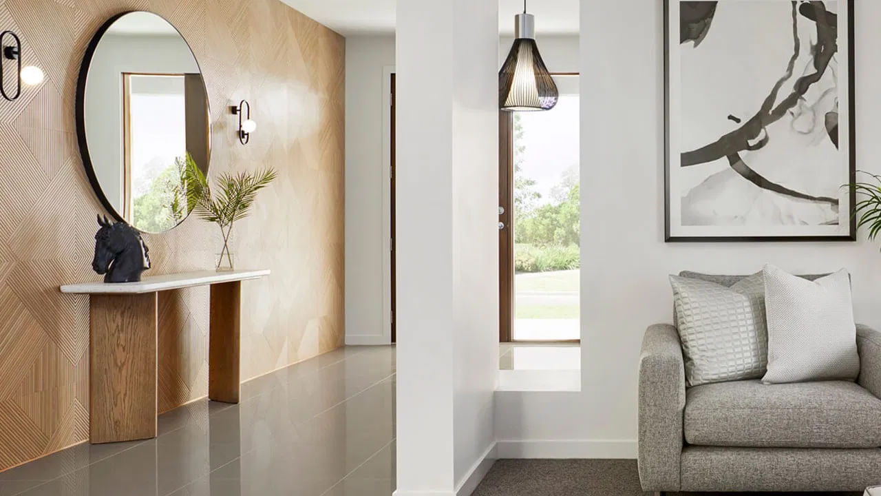 వాస్తు శాస్త్రం ప్రకారం ఉత్తరం వైపు లేదా తూర్పు దిశ వైపున ఉన్న గోడకు అద్దం ఉంచడం చాలా శుభప్రదం అంట. దీని వలన ఇంటిలోకి సానుకూల శక్తి ప్రవహించి, ఇంటిలోపల ప్రశాంతమైన వాతావరణం చోటు చేసుకుంటుందంట. అంతే కాకుండా తూర్పు లేదా ఉత్తరం దిశ వైపున అద్దం పెట్టడం వలన సంపదకూడా పెరుగుతుందంట.