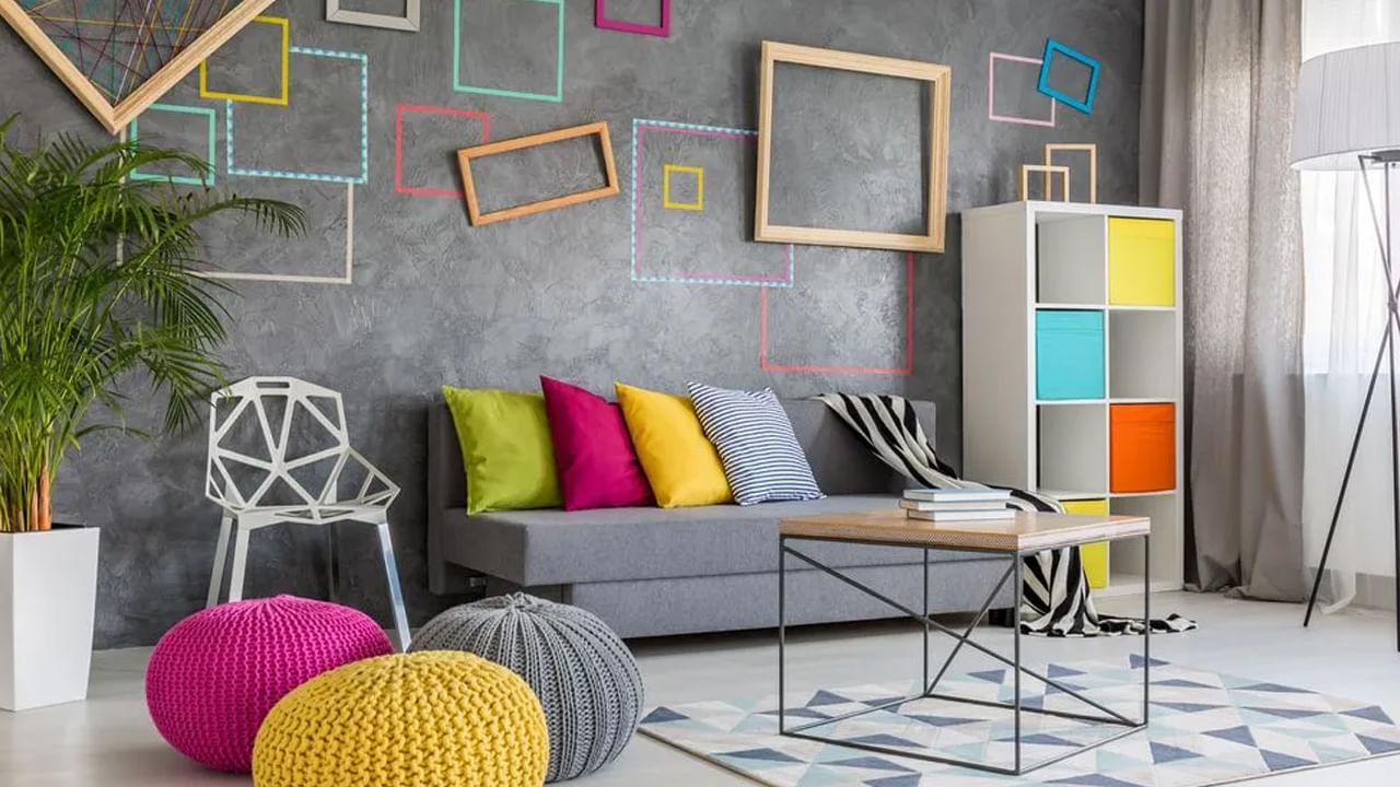 ఫర్నిచర్ విషయంలో కూడా కొన్ని వాస్తు నియమాలు పాటించాలంట. ముఖ్యంగా బరువైన ఫర్నిచర్ ఎప్పుడూ కూడా గోడకు దగ్గరగా, గద మధ్యలో ఉంచకూడదంటున్నారు నిపుణులు. ఇది గదిలో సానుకూలతను తగ్గిస్తుంది. అంతే కాకుండా ఎప్పుడూ కూడా ఇంట్లో ఫర్నిచర్ ఇరుక్కుపోయినట్లు, చెల్లా చెదురుగా పెట్టం వలన ఆ ఇంటిలో ఎప్పుడూ గొడవలు జరుగుతాయంట. అందుకే ఫర్నిచర్ విషయంలో చాలా జాగ్రత్తలు తీసుకోవాలంట.