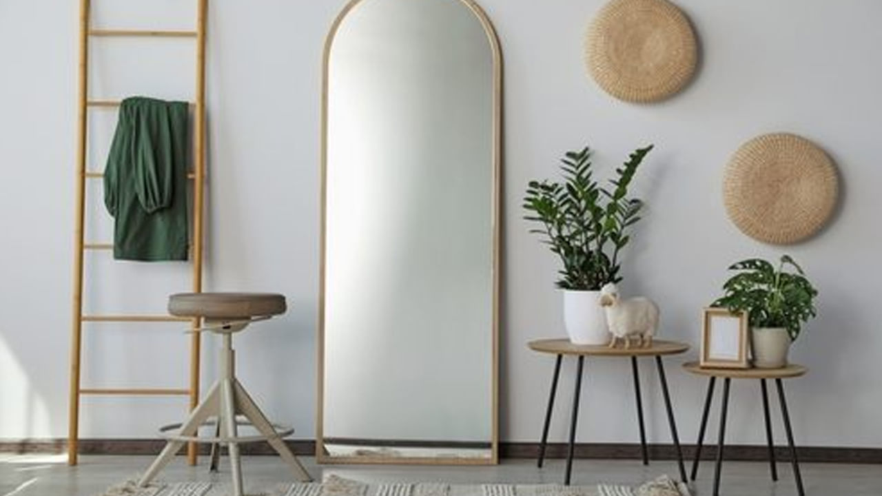 అలాగే అద్దం ఎప్పుడూ కూడా బెడ్ రూమ్ లేదా బెడ్ ముందు పెట్టకూడదంట. ఇలా పెట్టడం వలన అశాంతి, మానసిక ఒత్తిడి పెరగడమే కాకుండా, వైవాహిక జీవితంలో అనేక సమస్యలు వస్తాయని చెబుతున్నారు వాస్తు నిపుణులు. అందుకే వీలైనంత వరకు బెడ్ రూమ్‌లో అస్సలే అద్దం పెట్టకూడదంట.