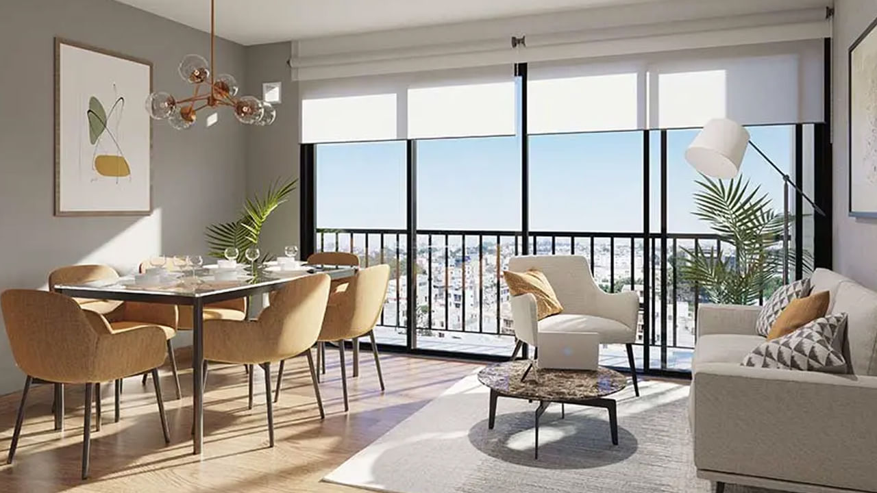 వాస్తు శాస్త్రం ప్రకారం ఇంటి మొత్తం శ్రేయస్సును ప్రభావితం చేసేది, నీటి ట్యాంక్. అందువలన   నీటి ట్యాంక్, ఫౌంటెన్ లేదా అక్వేరియం ఎల్లప్పుడూ ఉత్తరం లేదా తూర్పు దిశలో ఉండాలంట. వేరే ప్రదేశంలో ఉంటే ఇంట్లో చికాకులు ఎక్కువ అవుతాయంట.  అలాగే  ఇది సానుకూల శక్తి  పెంచమే కాకుండా శ్రేయస్సు కలగేలా చేస్తుంది. అయితే, నైరుతి దిశలో నీటి వనరు ఆర్థిక ఇబ్బందులకు కారణం అవుతుందంట.