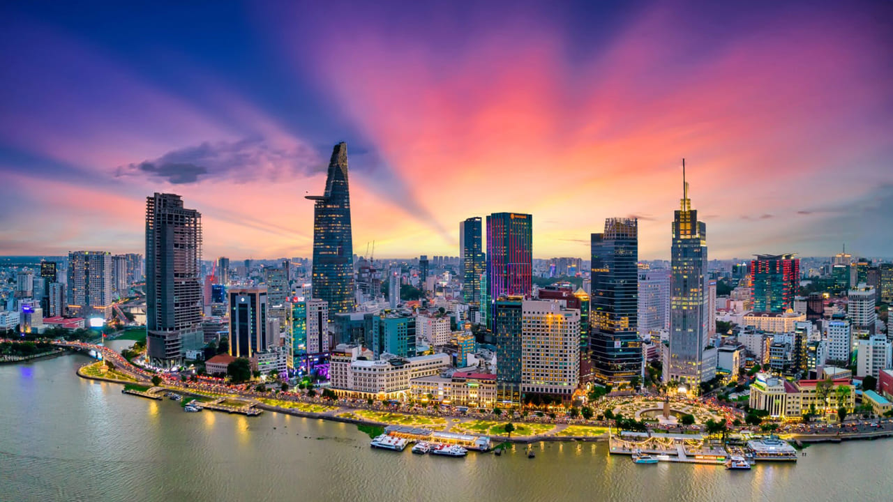 వియత్నాం: వియత్నాం కరెన్సీ పేరు డాంగ్. ఇది కూడా బలహీనమైన కరెన్సీలలో ఒకటి. ఇక్కడ 1 భారత రూపాయి దాదాపు 300 వియత్నామీస్ డాంగ్కు సమానం. అక్కడి ప్రభుత్వం ఉద్దేశపూర్వకంగా కరెన్సీ విలువను తక్కువగా ఉంచుతుంది. తద్వారా ఎగుమతులు పెరుగుతాయి. ఈ కారణంగా వియత్నాం భారతీయ ప్రయాణికులకు ఒక అద్భుతమైన, చౌకైన గమ్యస్థానంగా మారింది.