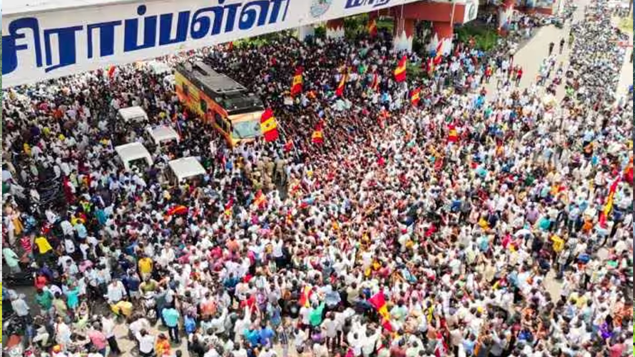 సినీ నటుడు, టీవీకే అధినేత విజయ్‌ మీటింగ్‌లో తొక్కిసలాట.. చిన్నారులతో సహా 11మంది మృతి