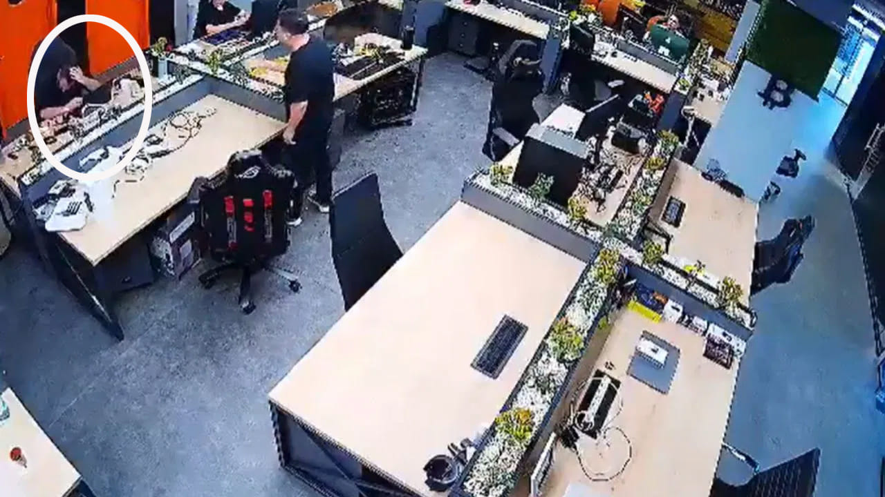 Viral Video: ఉద్యోగిపై పూల కుండీతో దాడి చేసిన సీఈఓ.. హత్య ప్రయత్నం కింద అరెస్ట్ చేయమంటున్న నెటిజన్లు