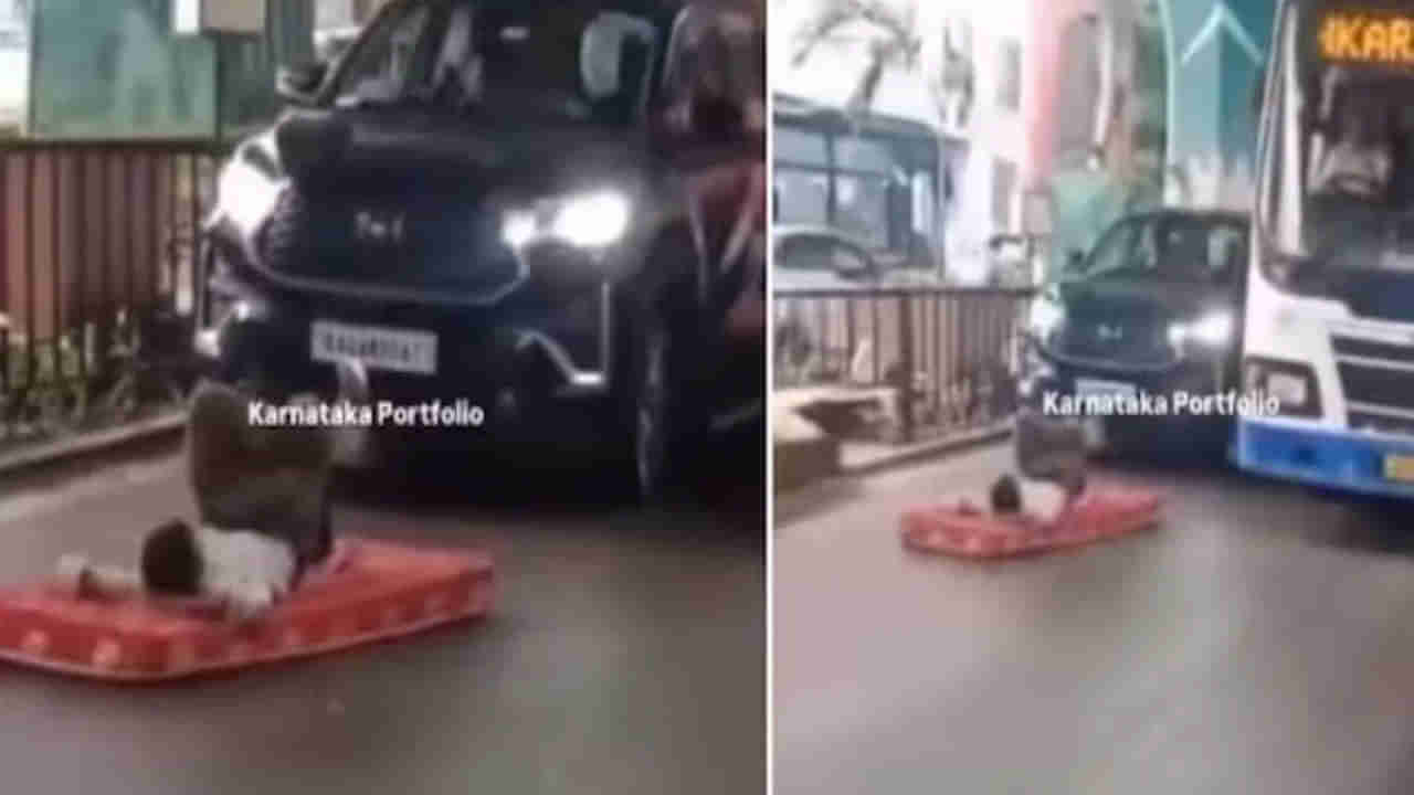 పిచ్చి పీక్ స్టేజ్ లో బిజీ రోడ్డు మధ్యలో పరుపుమీద నిద్రపోతున్న వ్యక్తి.. నెట్టింట్లో వీడియో సంచలనం