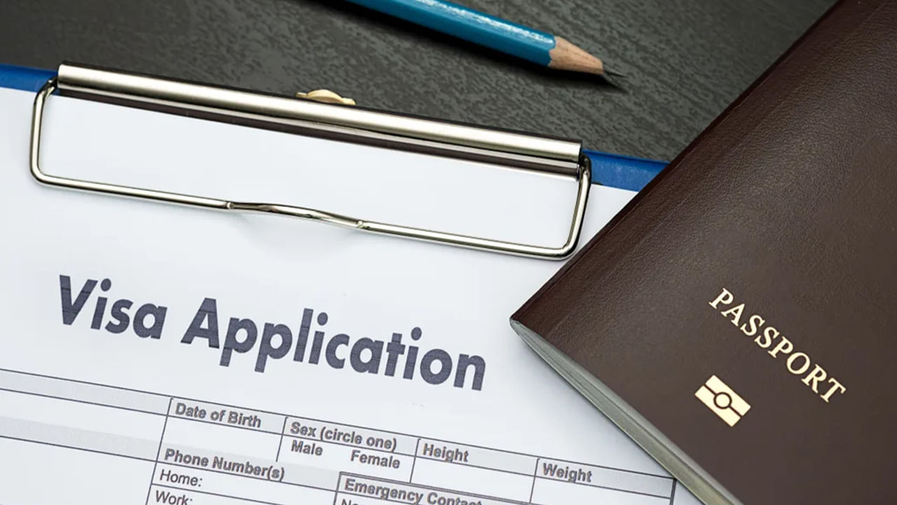 వీసా ప్రాసెసింగ్‌ను సులభతరం చేయడానికి క్రెడిట్ స్కోర్‌పై 4 విషయాల గురించి ఇప్పుడు తెలుసుకుందాం.. 1. ప్రాథమిక స్థాయిలో, వీసా ఆమోదాలు, క్రెడిట్ స్కోర్‌ల మధ్య ప్రత్యక్ష సంబంధం లేదు. అయినప్పటికీ ఇమ్మిగ్రేషన్ అధికారులు క్రెడిట్ స్కోర్‌ను మాత్రమే కాకుండా ఒక వ్యక్తి మొత్తం ఆర్థిక సామర్థ్యాన్ని తనిఖీ చేస్తారు. అధిక క్రెడిట్ స్కోర్, అంటే 750 కంటే ఎక్కువ స్కోర్ , వీసా దరఖాస్తుదారుడి స్థిరత్వాన్ని పెంచుతుందని, బలహీనమైన స్కోర్ దానిని కూడా దెబ్బతీస్తుంది.