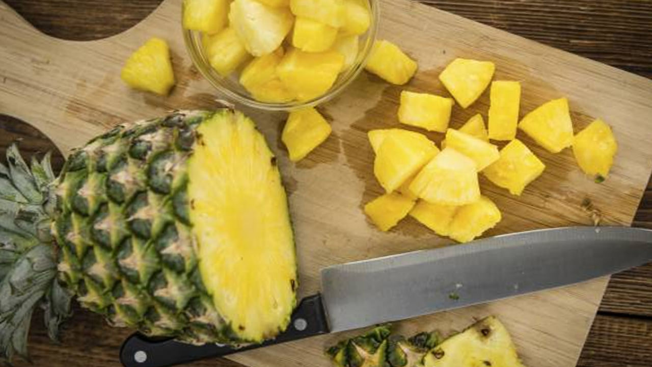 అనాస పండు: పైనాపిల్ అద్భుతమైన రుచిని కలిగి ఉండటమే కాదు ఈ జ్యూసీ పండులో అధికంగా విటమిన్ సి కూడా ఉంటుంది. ఒక కప్పు పైనాపిల్‌లో దాదాపు 79 మి.గ్రా విటమిన్ సి ఉంటుంది. ఇది నారింజ కంటే ఎక్కువ. ఇది జీర్ణక్రియను మెరుగుపరుస్తుంది. కడుపులో మంటను తగ్గిస్తుంది. ఎముకలను బలపరుస్తుంది.
