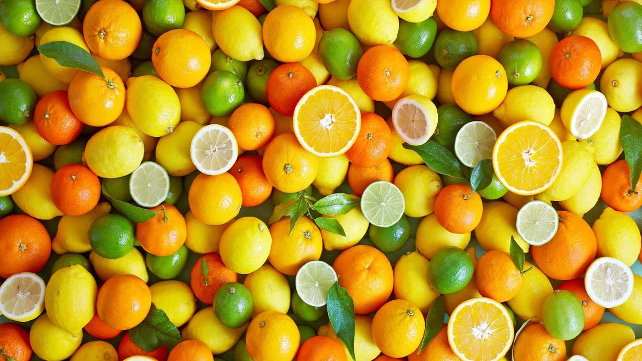 శరీరానికి కావాల్సిన విటమిన్ సి నిమ్మ, నారింజలలో ఎక్కువగా ఉంటుందని చాలా మంది నమ్మకం. చాలా సంవత్సరాలుగా నారింజ పండ్లు విటమిన్ సికి పవర్ హౌస్ అని చెబుతున్నారు. అయితే నారింజ కంటే కొన్ని రకాల పండ్లలో విటమిన్ సి అధికంగా ఉంటుందని మీకు తెలుసా..  అవును ఈ పండ్లు అద్భుతమైన రుచిని కలిగి ఉండటమే కాదు నారింజ కంటే ఎక్కువ విటమిన్ సి కూడా కలిగి ఉంటాయి. ఈ రోజు రోగనిరోధక శక్తిని రాకెట్ లాగా పెంచే ఐదు సూపర్ పండ్ల (అత్యధిక విటమిన్ సి ఉన్న పండ్లు) గురించి తెలుసుకుందాం.