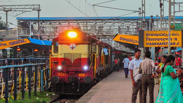 Vizag: రైల్వే స్టేషన్లో అనుమానాస్పదంగా ముగ్గురు.. ఆపి వారి లగేజ్ చెక్ చేయగా.. లచ్చిందేవి..