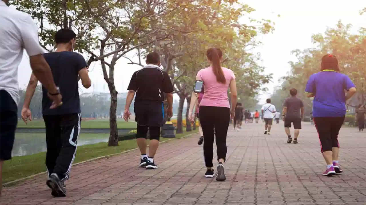 భోజనం తర్వాత ఉదయం, సాయంత్రం కనీసం ఇరవై నిమిషాలు నడవడానికి ప్రయత్నించాలి. ఇలా చేయడం వల్ల జీర్ణక్రియ కూడా మెరుగుపడుతుంది. మీరు ఇంట్లో కూడా ఇరవై నిమిషాలు వాకింగ్ చేయవచ్చు.