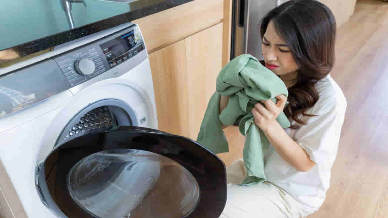 Washing Machine: వాషింగ్ మెషిన్ నుంచి దుర్వాసన వస్తుందా? ఖర్చు లేని చిట్కా..
