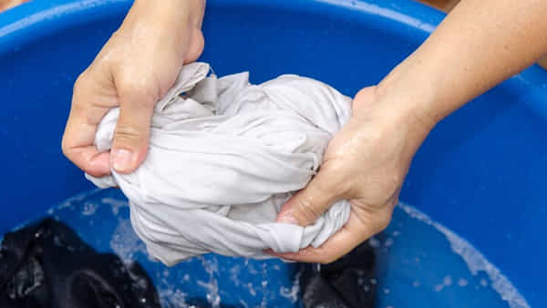 Washing Tips: వేడి నీటితో బట్టలు ఉతకడం సరైనదేనా? ప్రయోజనాలు.. అప్రయోజనాలు ఏమిటి?