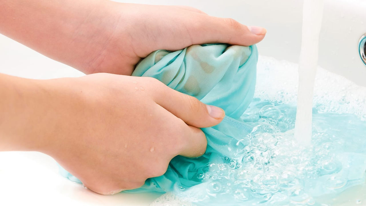 ఒక వస్త్రం మీద నూనె మరక ఉంటే, దానిని శుభ్రం చేయడానికి, తడిసిన ప్రాంతాన్ని బేకింగ్ సోడాతో తేలికగా తడిపి, కనీసం 10 నిమిషాలు అలాగే ఉంచండి. ఇది చాలా నూనెను పీల్చుకుని మరకను తేలికపరచడానికి సహాయపడుతుంది. తరువాత, కొన్ని చుక్కల డిష్ వాషింగ్ లిక్విడ్ వేసి మెల్లగా రుద్దండి. ఆ తర్వాత, గోరువెచ్చని నీటిలో క్లాత్ను కడగాలి. ఇది నూనె మరకను తొలగిస్తుంది.