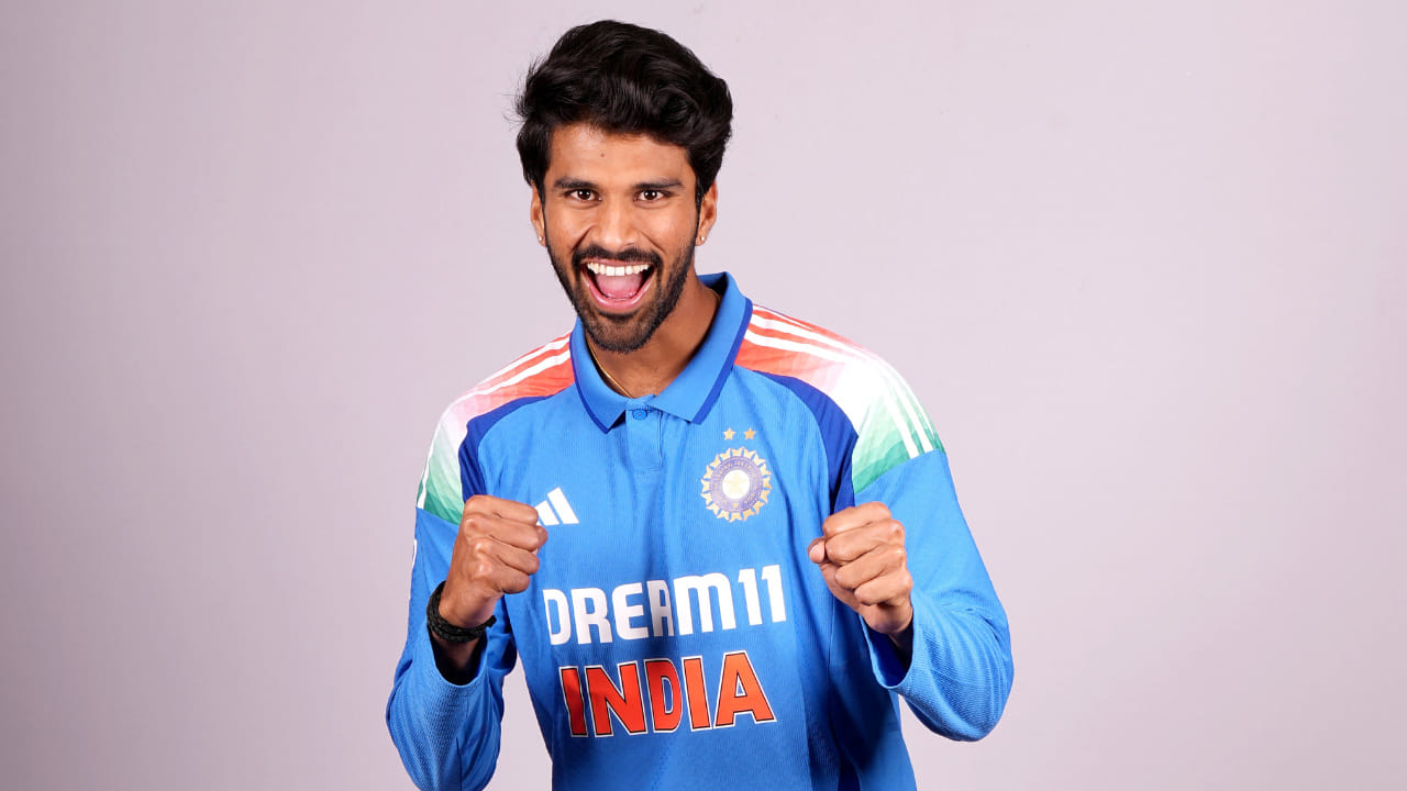 ఇంగ్లాండ్లో జరిగే కౌంటీ ఛాంపియన్షిప్లో చివరి రెండు రౌండ్లలో ఆడాలని నిర్ణయించుకున్నాడు. ఆ ప్లేయర్ మరెవరో కాదు.. స్టార్ ఆల్ రౌండర్ వాషింగ్టన్ సుందర్. కౌంటీ క్రికెట్లో హాంప్షైర్ తరపున ఆడనున్నాడు. ఈ సమాచారాన్ని హాంప్షైర్ సోషల్ మీడియాలో ఒక పోస్ట్ను షేర్ చేయడం ద్వారా ప్రకటించింది.