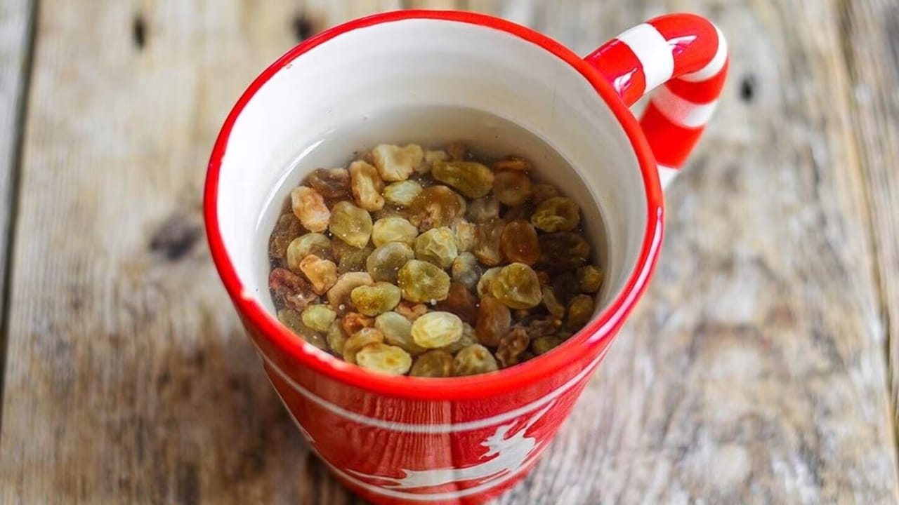 ఒకవేళ మీరు రక్తపోటు నియంత్రణ సమస్యలతో బాధపడుతుంటే ఎండుద్రాక్ష నీరు మీకు మంచి ఎంపిక. ఎందుకంటే ఎండుద్రాక్షలో పొటాషియం,ఫైబర్ అధికంగా ఉంటాయి, ఇవి రక్తపోటును నియంత్రించడంలో సహాయపడతాయి. అలాగే మీ ఎముకల బలాన్ని పెంచుకునేందుకు కూడా మీరు నానబెట్టిన ఎండుద్రాక్ష తినవచ్చు. వీటిలో ఉండే కాల్షియం మీ ఎముకలను బలపరుస్తుంది. 