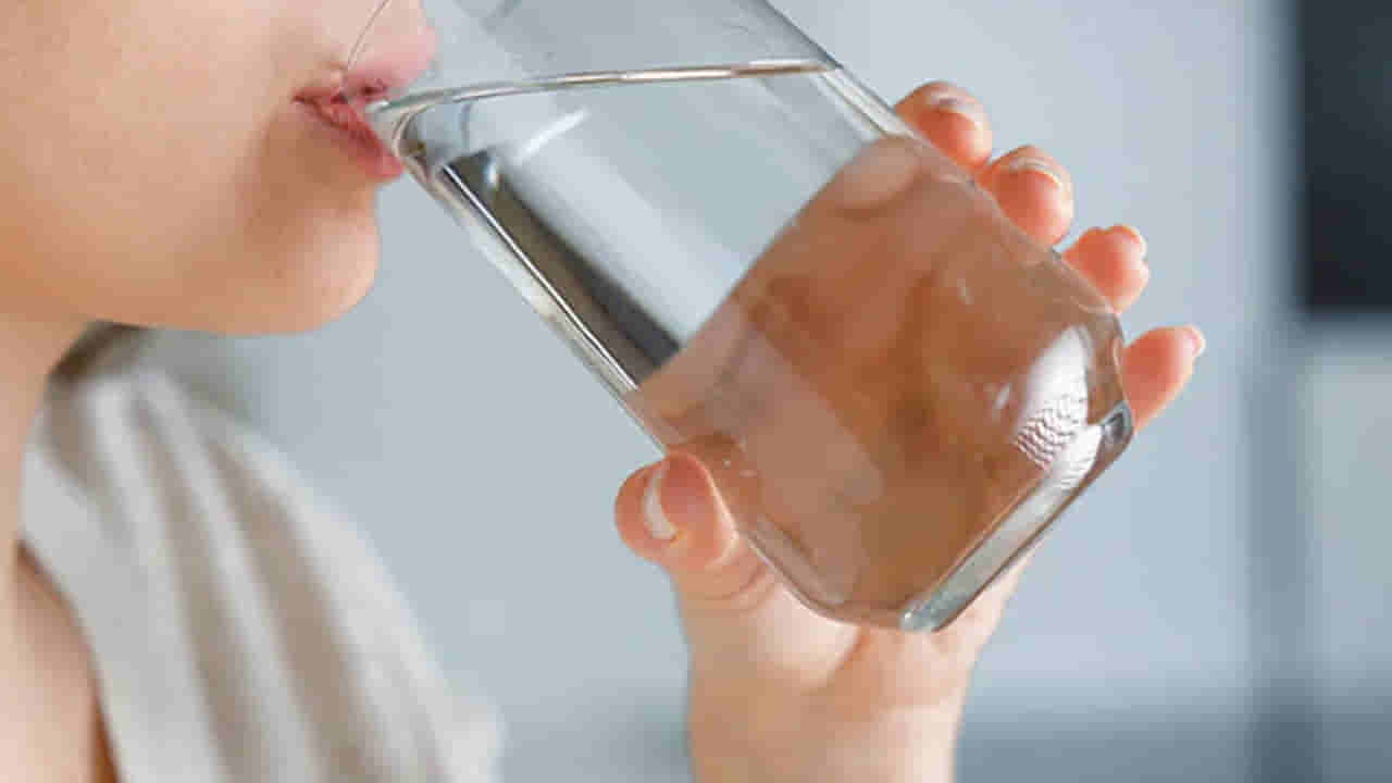 Drinking water: నీరుని ఇలా తాగితే ఎన్నో ఆరోగ్య సమస్యలు.. ఎప్పుడు? ఏ సమయంలో నీరు తాగాలంటే..