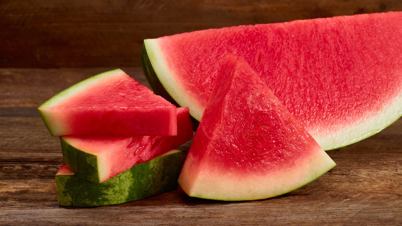 పుచ్చ‌కాయ : వర్షాకాలంలో మీకు పుచ్చకాయ తినే అలవాటు ఉంటే వెంటనే మానుకోండి. ఎందకంటే పుచ్చకాయలో నీటి శాతం చాలా ఎక్కువగా ఉంటుంది. వర్షాకాలంలో దీన్ని తినడం వల్ల కడుపులో గ్యాస్, ఇతర సమస్యలు రావచ్చు. అదే కాకుండా వర్షాకాలంలో పుచ్చకాయ ఎక్కువ సమయం నిల్వ ఉండలేదు. ఇది త్వరగా చెడిపోతుంది. కాబట్టి వర్షాకాలంలో పుచ్చకాయను తినడం మంచిది కాదని వైద్యు నిపుణులు చెబుతున్నారు.