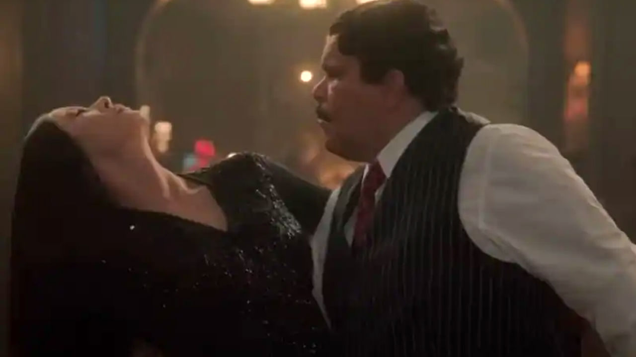 వెడ్నెస్డే ఆడమ్స్ ఒక సంఘటన కారణంగా పాఠశాల నుండి బహిష్కరించబడి, అతీంద్రియ శక్తులు కలిగిన విద్యార్థుల కోసం ఏర్పాటు చేయబడిన నెవర్‌మోర్ అకాడమీ పాఠశాలకు పంపిస్తారు. ఆమె హాజరు కావడానికి ఉత్సాహంగా లేదు.  పారిపోవాలని యోచిస్తోంది.