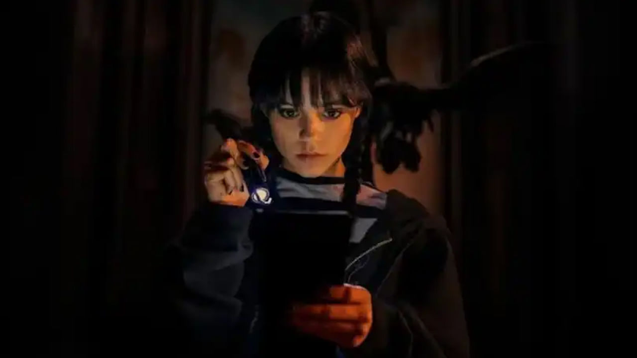 రెండవ సీజన్ ఐజాక్ నైట్ పాత్ర చుట్టూ తిరుగుతుంది. ఆమె తన కుటుంబాన్ని కాపాడుకోవడానికి కష్టపడుతున్న విలన్‌గా కనిపిస్తారు. ఇది కథ బలం అని భావిస్తారు. మొదటి సీజన్‌తో పోలిస్తే, బుధవారం సీజన్ 2 చాలా అంచనాలను కలిగి ఉంటుంది. 