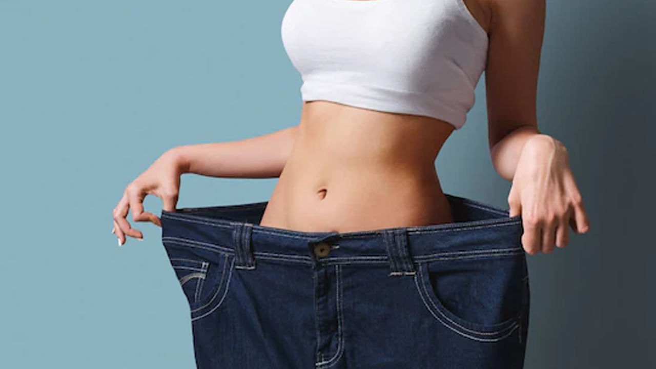 ఒత్తిడితో కూడిన జీవనశైలి, నిద్ర లేకపోవడం, ఆహారంలో అసమతుల్యత, ఇతర అంశాలు నేటి కాలంలో యువత బరువు పెరగడానికి దారితీస్తున్నాయి. అందువల్లనే అవాంఛిత ఆరోగ్య సమస్యలు తలెత్తుతున్నాయి. అందుకే జీవనశైలి, బరువు నిర్వహణపై ఎక్కువ శ్రద్ధ చూపడం అవసరం. ఇందులో బరువు తగ్గడం మాత్రమే కాదు దీర్ఘకాలిక ఆరోగ్యం కోసం సమతుల్య ఆహారం తీసుకోవడం కూడా ముఖ్యమే. వేగంగా బరువు తగ్గడానికి నిపుణులు కొన్ని చిట్కాలను సూచిస్తున్నారు. అవేంటో ఇక్కడ తెలుసుకుందాం..