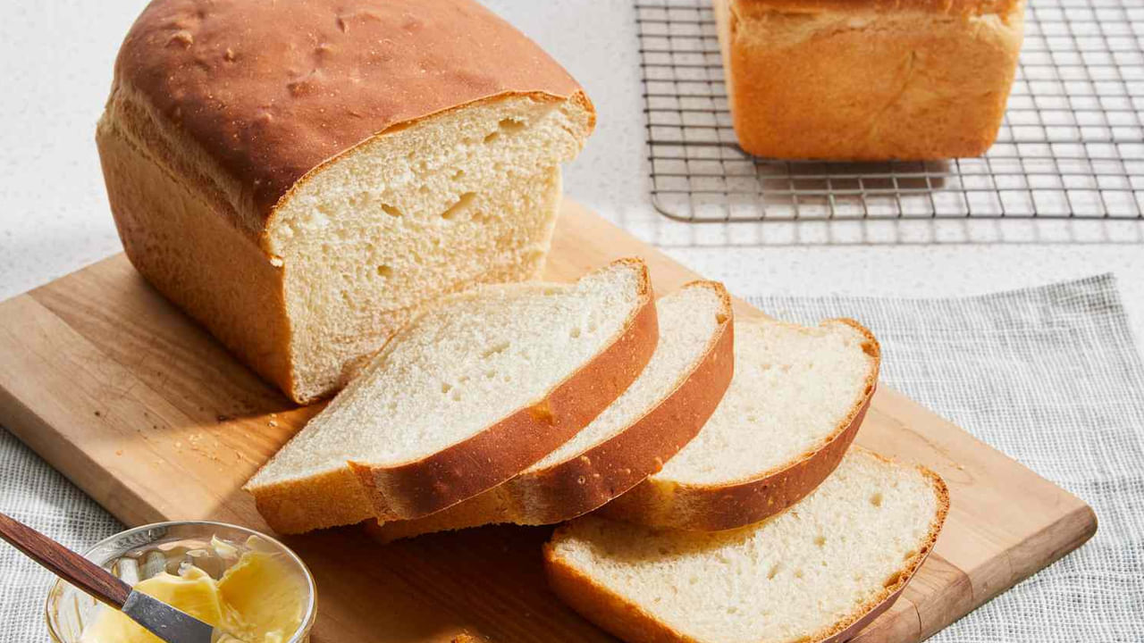 అంతేకాకుండా, వైట్‌ బ్రెడ్‌లో సోడియం ఎక్కువగా ఉంటుంది. దీనివల్ల ఉబ్బరం, జీర్ణ సమస్యలు వస్తాయి. ఉదయం సోడియం అధికంగా ఉన్న ఆహారం తినడం కడుపుకు మంచిది కాదు.కాబట్టి మీరు బ్రెడ్‌ను బ్రేక్‌ ఫాస్ట్‌లో తీసుకోవడం మానుకోండి. బదులుగా ఏదైనా తిన్న తర్వాత మితంగా తీసుకోండి. NOTE: పైన పేర్కొన్న అంశాలు వైద్య నిపుణులు, ఇంటర్నెట్‌ నుంచి సేకరించిన వివరాల ఆధారంగా అందించబడినవి.. వీటిపై మీకు ఏవైనా సందేహాలు ఉంటే వెంటనే నిపుణులను సంప్రదించండి.