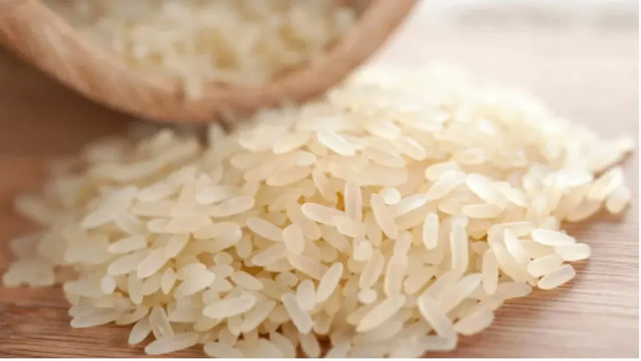 తెల్ల బియ్యం : తెల్ల బియ్యంలో కార్బోహైడ్రేట్లు ఎక్కువగా ఉంటాయి. ఇది మానసిక పనితీరులో సమస్యలను సృష్టించి, నిరాశకు గురయ్యే ప్రమాదాన్ని పెంచుతుంది. తెల్ల బియ్యానికి బదులుగా బ్రౌన్ రైస్ వంటి తృణధాన్యాలు తీసుకోవడం మంచిది. ఈ 5 ఆహారాలను తగ్గించడం లేదా పూర్తిగా మానుకోవడం ద్వారా మీ మెదడు ఆరోగ్యాన్ని మెరుగుపరుచుకోవచ్చు.