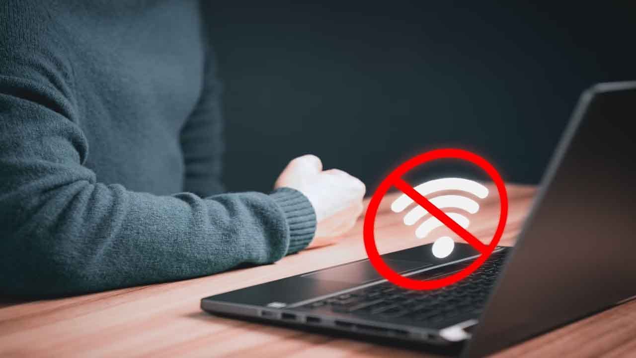 ఈ రోజుల్లో, ఇంటర్నెట్ మన జీవితంలో ఒక భాగంగా మారిపోయింది. పగలు లేదా రాత్రి అనే తేడా లేకుండా, ప్రతి ఇంట్లో Wi-Fi ఆన్లో ఉంటుంది. స్మార్ట్ఫోన్లు, ల్యాప్టాప్లు, స్మార్ట్ టీవీలు, ఇతర గాడ్జెట్లు ఇంటర్నెట్ లేకుండా అసంపూర్ణంగా అనిపిస్తాయి. కానీ రాత్రి నిద్రపోయేటప్పుడు Wi-Fiని ఆన్లో ఉంచడం నిజంగా అవసరమా లేదా అని మీరు ఎప్పుడైనా ఆలోచించారా?