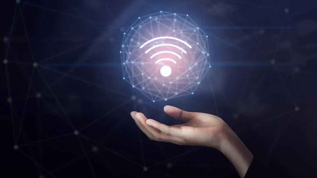 రెండోవది సైబర్ భద్రతకు సంబంధించినది. రాత్రిపూట Wi-Fi ఆన్లో ఉన్నప్పుడు, మీ నెట్వర్క్ హ్యాకింగ్, అవాంఛిత లాగిన్లకు అవకాశం ఉంటుంది. చాలా సార్లు ప్రజలు నిద్రపోతున్నప్పుడు వేరొకరు తమ నెట్వర్క్ను ఉపయోగించవచ్చని పట్టించుకోరు. Wi-Fiని ఆఫ్ చేయడం వల్ల డేటా దొంగతనం, గోప్యతా ముప్పు తగ్గుతాయి.