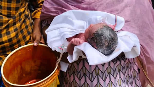 ఆస్పత్రి బాత్రూమ్లో గర్భిణీ ప్రసవం.. బకెట్లో బిడ్డను వదిలి పరార్!