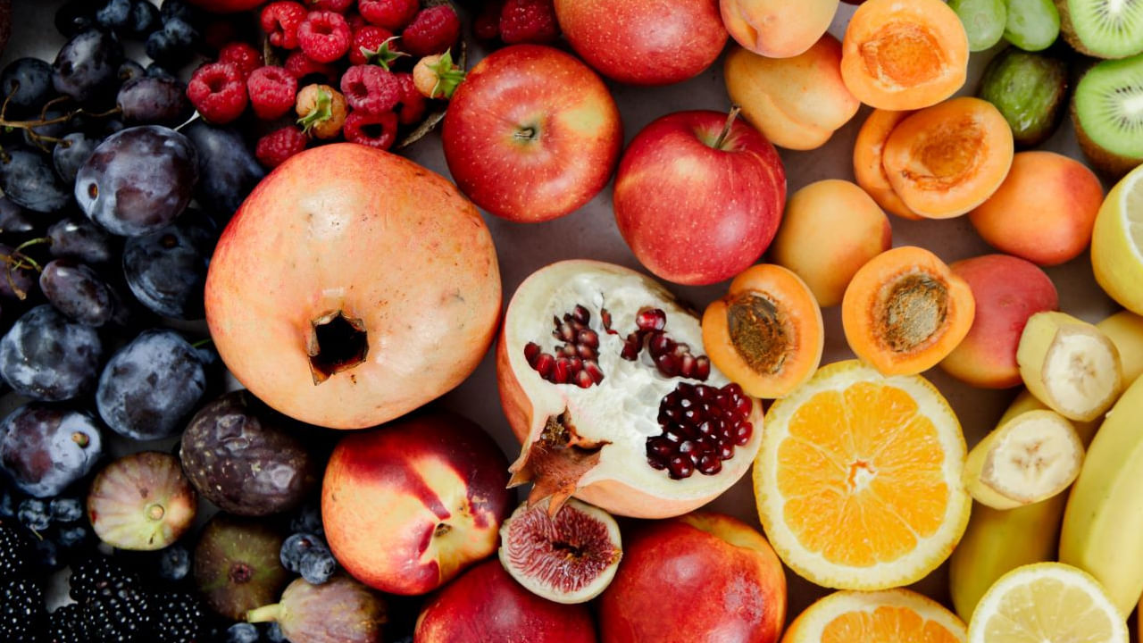 పండ్లు అద్భుతమైన ఆరోగ్య ప్రయోజనాలు అందించేవి అయినప్పటికీ వాటిని తినే సమయం వల్ల వాటి ప్రయోజనాలు అనేవి మారిపోతాయి. వాటిని మీ స్నాక్ బడ్డీగా, ప్రీ-వర్కౌట్ బూస్టర్గా లేదా భోజనం తర్వాత ట్రీట్గా తీసుకుంటే ఒకే.. కానీ ఉదయం ఖాళీ కడుపుతో వాటిని తినడం మానేయండి. .( పైన పేర్కొన్న అంశాలు కేవలం ఇంటర్నెట్ నుంచి సేకరించిన వివరాల ఆధారంగా అందించబడినవి.. వీటిపై మీకు ఎలాంటి సందేహాలు ఉన్నా వైద్యులను సంప్రదించండి)