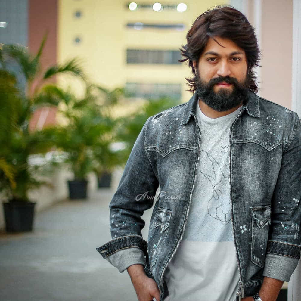 కొందరు హీరోలకు కొన్ని సినిమాలు ఐకానిక్గా అలా ఉండిపోతాయి. ప్రభాస్కు బాహుబలి.. అల్లు అర్జున్కు పుష్ప.. యశ్కు కేజియఫ్. ఈ సినిమాలతో తమ ఇండస్ట్రీలో కాదు.. పక్క ఇండస్ట్రీల్లోనూ జెండా పాతారు వీళ్ళంతా.
