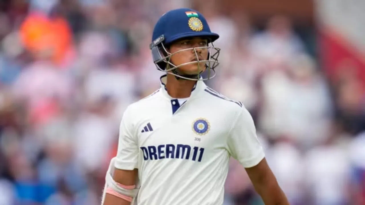 బెంగళూరులో జరుగుతున్న దులీప్ ట్రోఫీ రెండవ సెమీఫైనల్లో, శార్దూల్ ఠాకూర్ నేతృత్వంలోని వెస్ట్ జోన్ జట్టు పేలవమైన ఆరంభాన్ని ఇచ్చింది. వారి ఓపెనర్లు ఇద్దరూ 10 పరుగుల వ్యవధిలోనే అవుట్ అయ్యారు. ఇంగ్లాండ్లో అద్భుతమైన ప్రదర్శన ఇచ్చిన యశస్వి జైస్వాల్ కేవలం 3 బంతుల్లో 4 పరుగులకే అవుట్ కాగా, మరో ఓపెనర్ హార్విక్ దేశాయ్ 1 పరుగుకే అవుట్ అయ్యాడు.