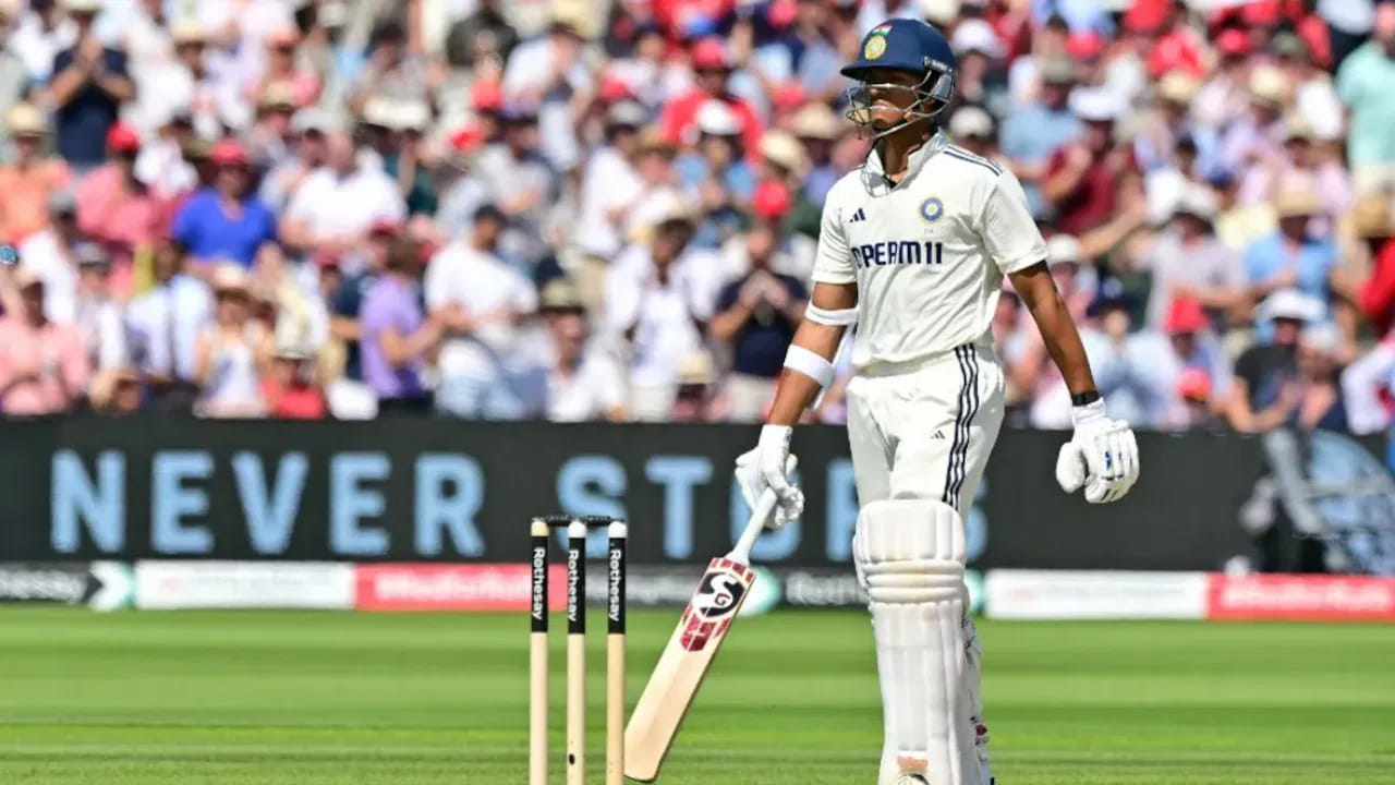 ఇంగ్లాండ్తో జరిగిన టెస్ట్ సిరీస్లో యశ్వసి జైస్వాల్ మంచి ప్రదర్శన ఇచ్చాడు. ఈ పర్యటనలో ఆడిన 5 మ్యాచ్లలో 10 ఇన్నింగ్స్లలో 41.10 సగటుతో 411 పరుగులు చేశాడు. ఇందులో రెండు సెంచరీలు, రెండు అర్ధ సెంచరీలు ఉన్నాయి. ఇప్పుడు, దులీప్ ట్రోఫీలో యశ్వసి కూడా అదే చేస్తాడని భావించారు. కానీ, మొదటి ఇన్నింగ్స్లో యశ్వసి ప్రదర్శన పేలవంగా ఉంది.