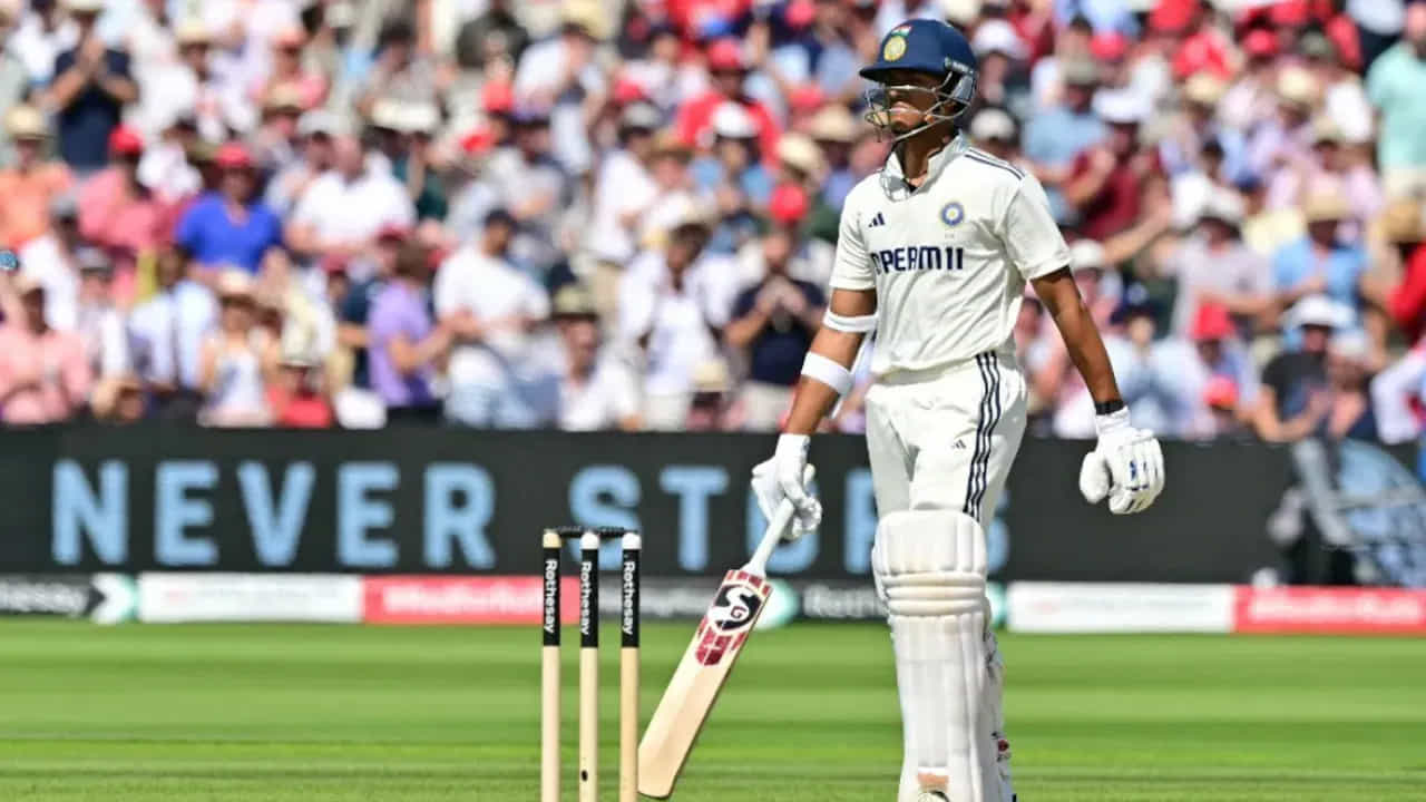 ఇంగ్లాండ్తో జరిగిన టెస్ట్ సిరీస్లో యశ్వసి జైస్వాల్ మంచి ప్రదర్శన ఇచ్చాడు. ఈ పర్యటనలో ఆడిన 5 మ్యాచ్లలో 10 ఇన్నింగ్స్లలో 41.10 సగటుతో 411 పరుగులు చేశాడు. ఇందులో రెండు సెంచరీలు, రెండు అర్ధ సెంచరీలు ఉన్నాయి. ఇప్పుడు, దులీప్ ట్రోఫీలో యశ్వసి కూడా అదే చేస్తాడని భావించారు. కానీ, మొదటి ఇన్నింగ్స్లో యశ్వసి ప్రదర్శన పేలవంగా ఉంది.