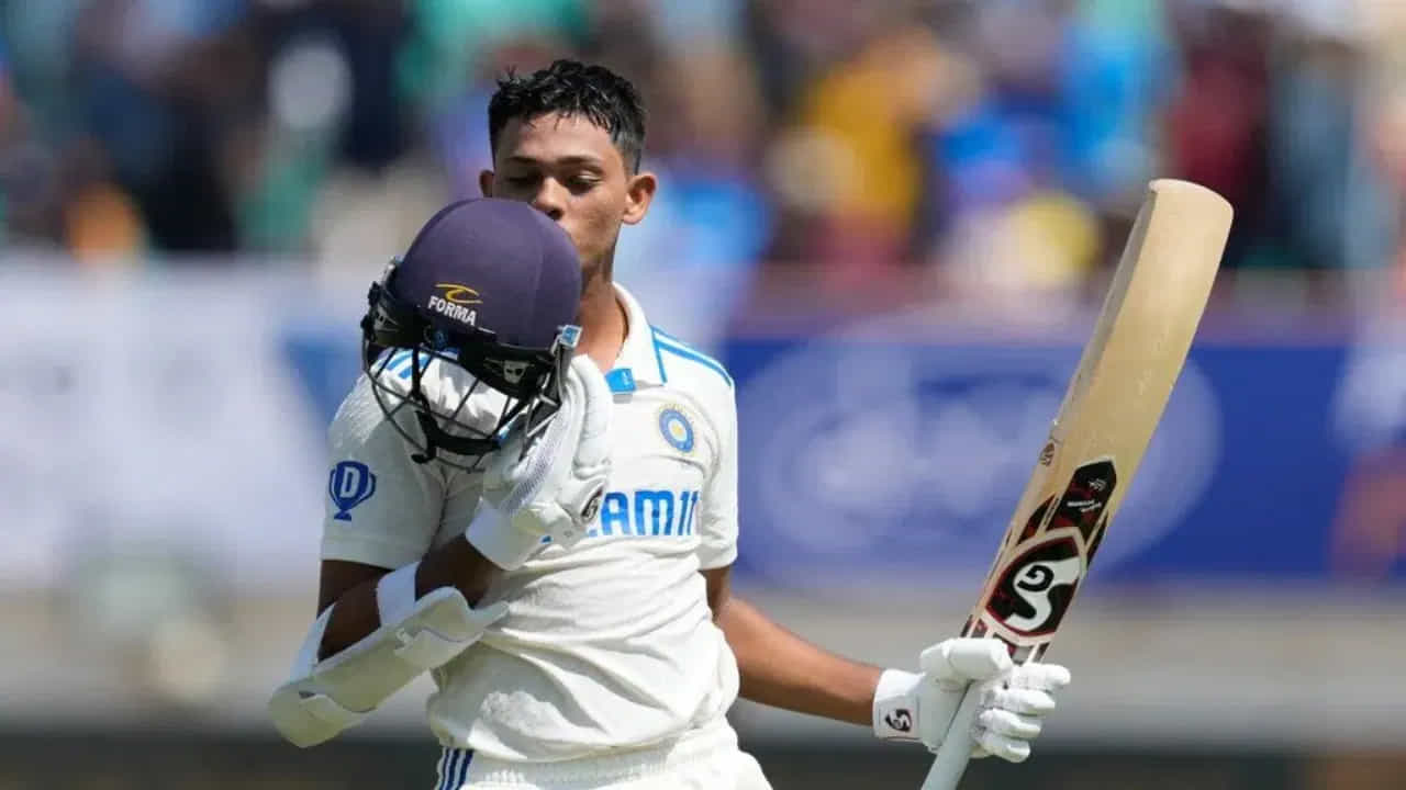 దులీప్ ట్రోఫీ సెమీ-ఫైనల్ మ్యాచ్ వెస్ట్ జోన్, సెంట్రల్ జోన్ జట్ల మధ్య జరుగుతోంది. ఈ మ్యాచ్లో, వెస్ట్ జోన్ జట్టు తరపున ఓపెనర్గా బరిలోకి దిగిన యశస్వి జైస్వాల్, మొదటి ఇన్నింగ్స్లో కేవలం 3 బంతుల్లోనే 4 పరుగులు చేసి, ఖలీల్ అహ్మద్ బౌలింగ్లో ఎల్బీడబ్ల్యుగా ఔటయ్యాడు.