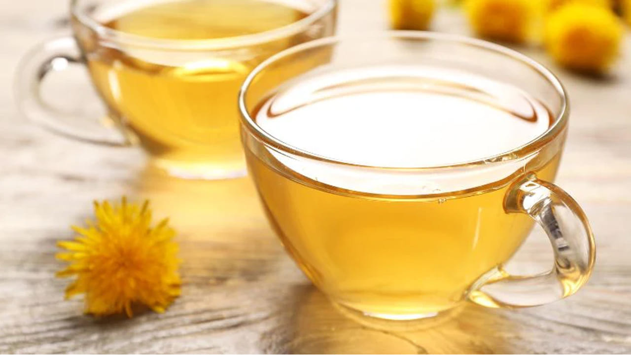 పసుపు టీ: పసుపుతో తయారుచేసిన టీ కాలేయానికి చాలా ప్రయోజనకరంగా ఉంటుంది. ఇందులో ఉండే కర్కుమిన్ అనే మూలకం కాలేయం వాపును తగ్గిస్తుంది. అలాగే ఇది యాంటీఆక్సిడెంట్‌గా కూడా పనిచేస్తుంది. పసుపు కాలేయం పిత్తాన్ని ఉత్పత్తి చేయడానికి, చెడు కణాలను రిపేర్‌ చేయడానికి సహాయపడుతుంది. అలాగే హానికరమైన పదార్థాల నుండి కాలేయాన్ని రక్షిస్తుంది.