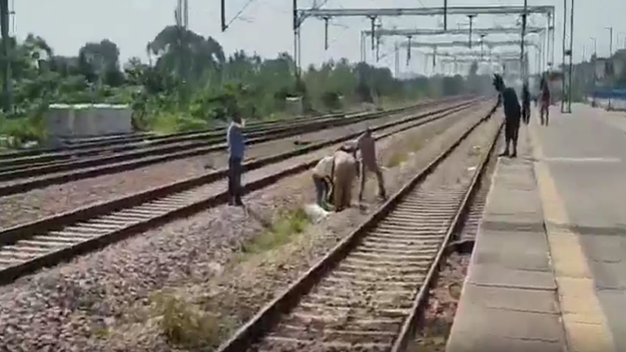 ఇప్పటికైనా మారండ్రా..! రీల్స్ తీస్తుండగా ఢీకొట్టిన రైలు.. ఎగిరిపడి యువకుడు స్పాట్‌డెడ్