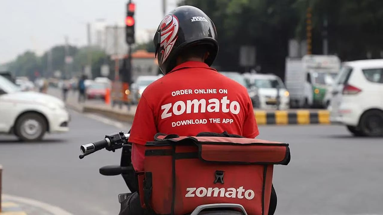 Zomato: పండగలకు ముందు కస్టమర్లకు షాకిచ్చిన జోమాటో.. భారీగా పెంచిన ఫీజు!