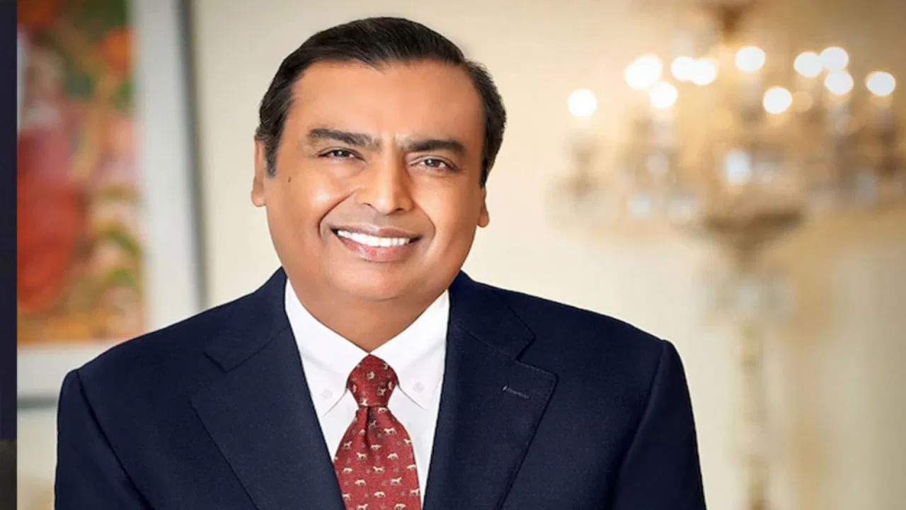 ముఖేష్ అంబానీ, అతని కుటుంబం మరోసారి భారతదేశంలో అత్యంత ధనవంతులుగా మారారు. వారి మొత్తం నికర ఆస్తుల విలువ రూ. 9.55 లక్షల కోట్లు. అంబానీ హిల్ గ్రాంజ్ హై స్కూల్‌లో చదువుకున్నారు, తరువాత ముంబై విశ్వవిద్యాలయం నుండి సైన్స్‌లో ఇంజనీరింగ్ డిగ్రీని పొందారు. అతను స్టాన్‌ఫోర్డ్ విశ్వవిద్యాలయం నుండి తన MBA చదువును ప్రారంభించారు. కానీ తరువాత చదువు మానేసి తన తండ్రితో కలిసి వ్యాపారంలో చేరారు.