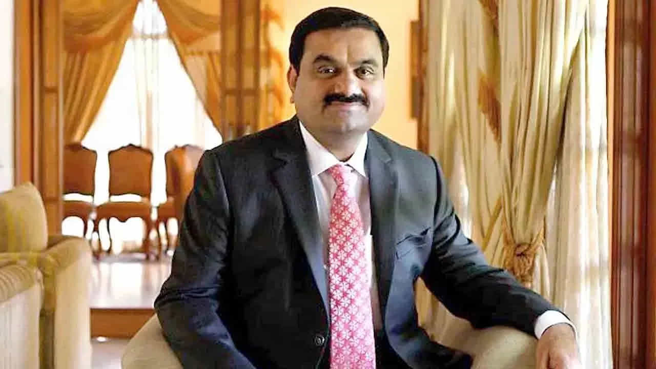 గౌతమ్ అదానీ అహ్మదాబాద్‌లోని సేథ్ చిమన్‌లాల్ నాగిందాస్ విద్యాలయంలో చదువుకున్నారు. కానీ 16 సంవత్సరాల వయసులో పాఠశాలను విడిచిపెట్టాడు. అతనికి వ్యాపారంపై ఆసక్తి ఉంది. కానీ అతని తండ్రి వస్త్ర పరిశ్రమపై కాదు. అదానీ గుజరాత్ విశ్వవిద్యాలయంలో వాణిజ్యం చదవడం ప్రారంభించారు. వ్యాపార అవకాశాలను అనుసరించడానికి రెండవ సంవత్సరం తర్వాత చదువు మానేశారు అదానీ.